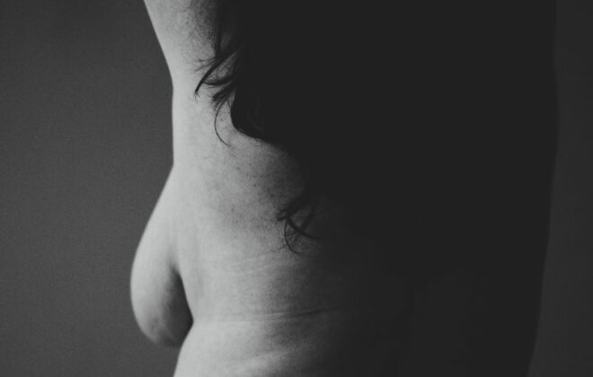 La aparición de un bulto en la mama puede tener múltiples causas.