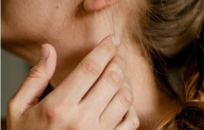¿Cuáles son las posibles causas de un dolor en el cuello?